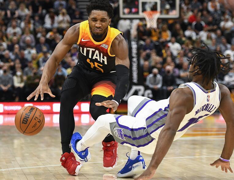  福克斯关键抢断助攻国王逆转击败雷霆结束连败颓势